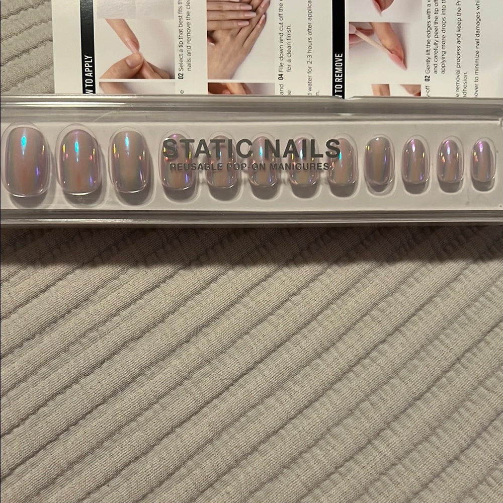 Static Nails Iridescent Reusable Pop-On Manicure Round Shape